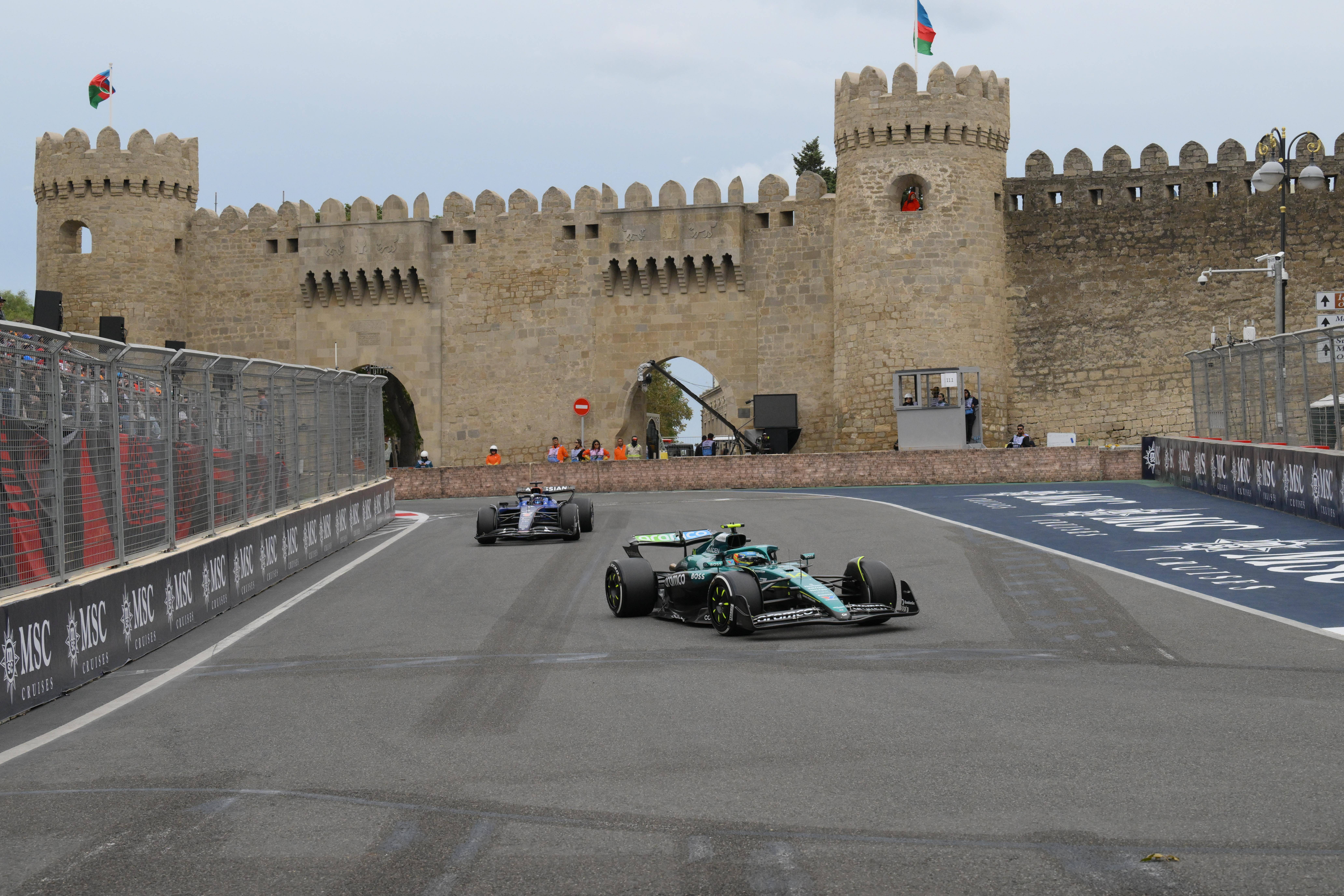 阿斯顿马丁鏖战红牛车队，塞恩斯惊艳四座