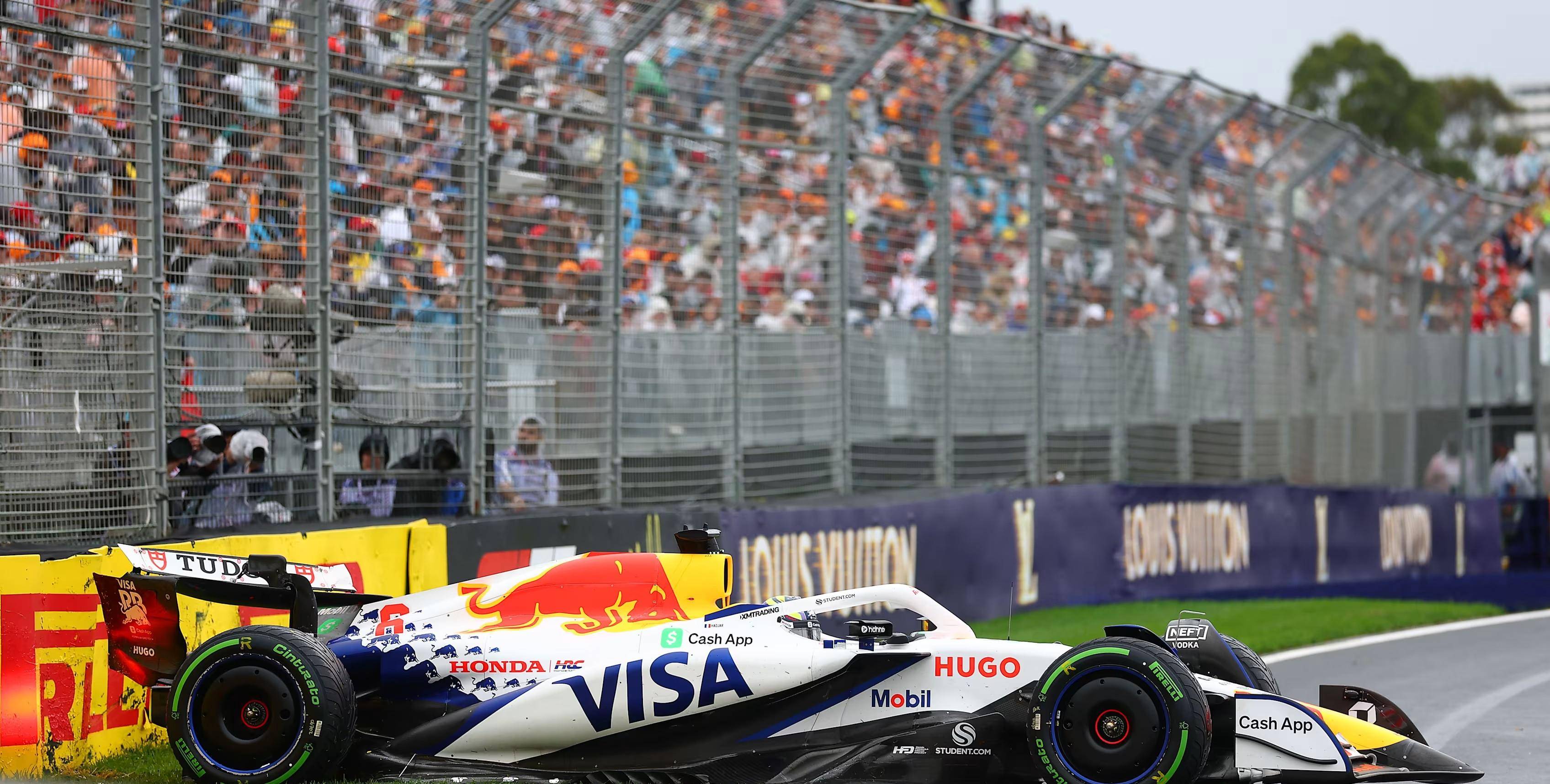 红牛二队力克红牛车队，塞恩斯关键制胜