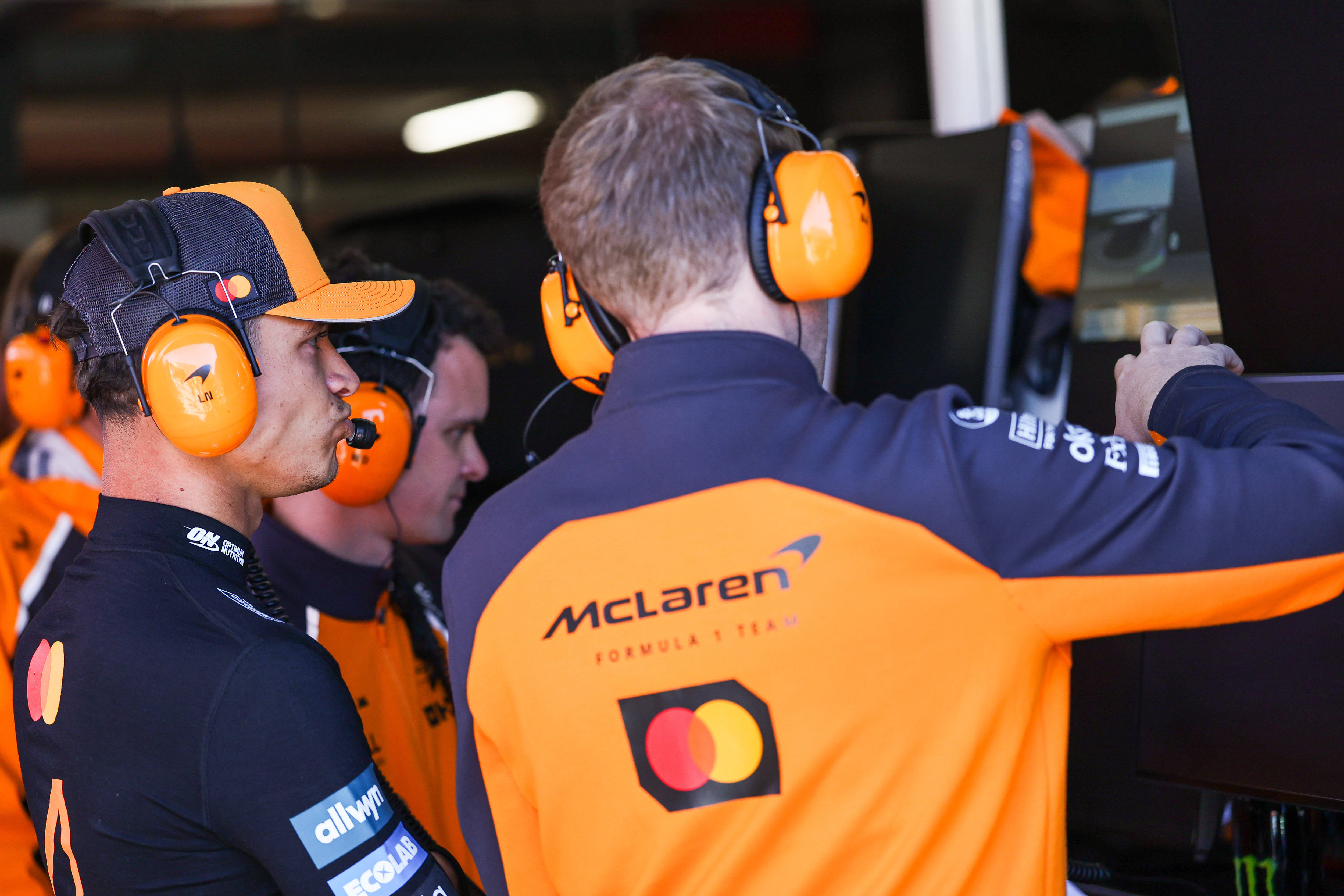 迈凯伦绝杀红牛二队，皮亚斯特里扛起全队