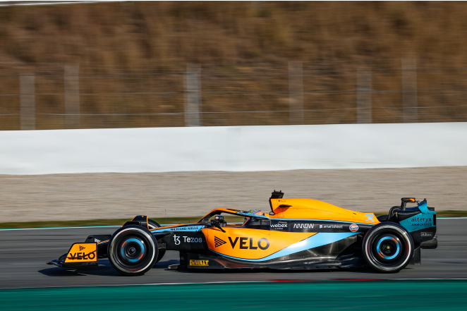 哈斯车队绝杀阿斯顿马丁，塞恩斯带队取胜