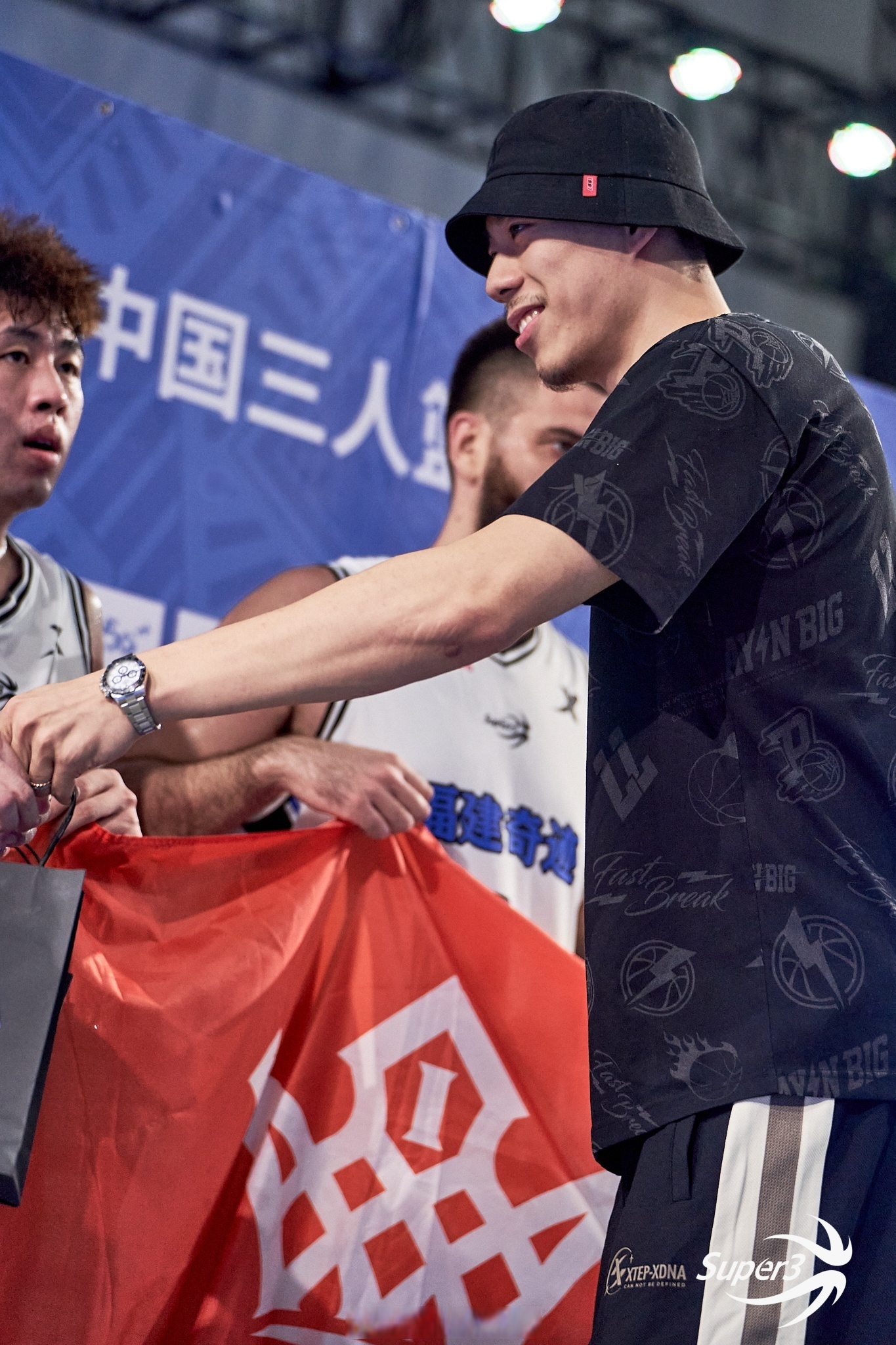 步行者险胜广东队，张镇麟高光表现