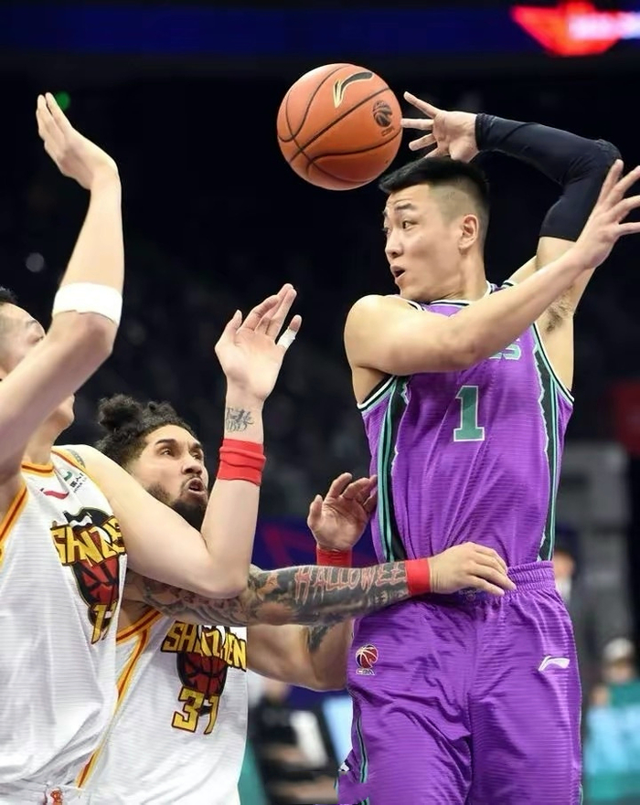 新疆队翻盘湖人，高诗岩惊艳四座