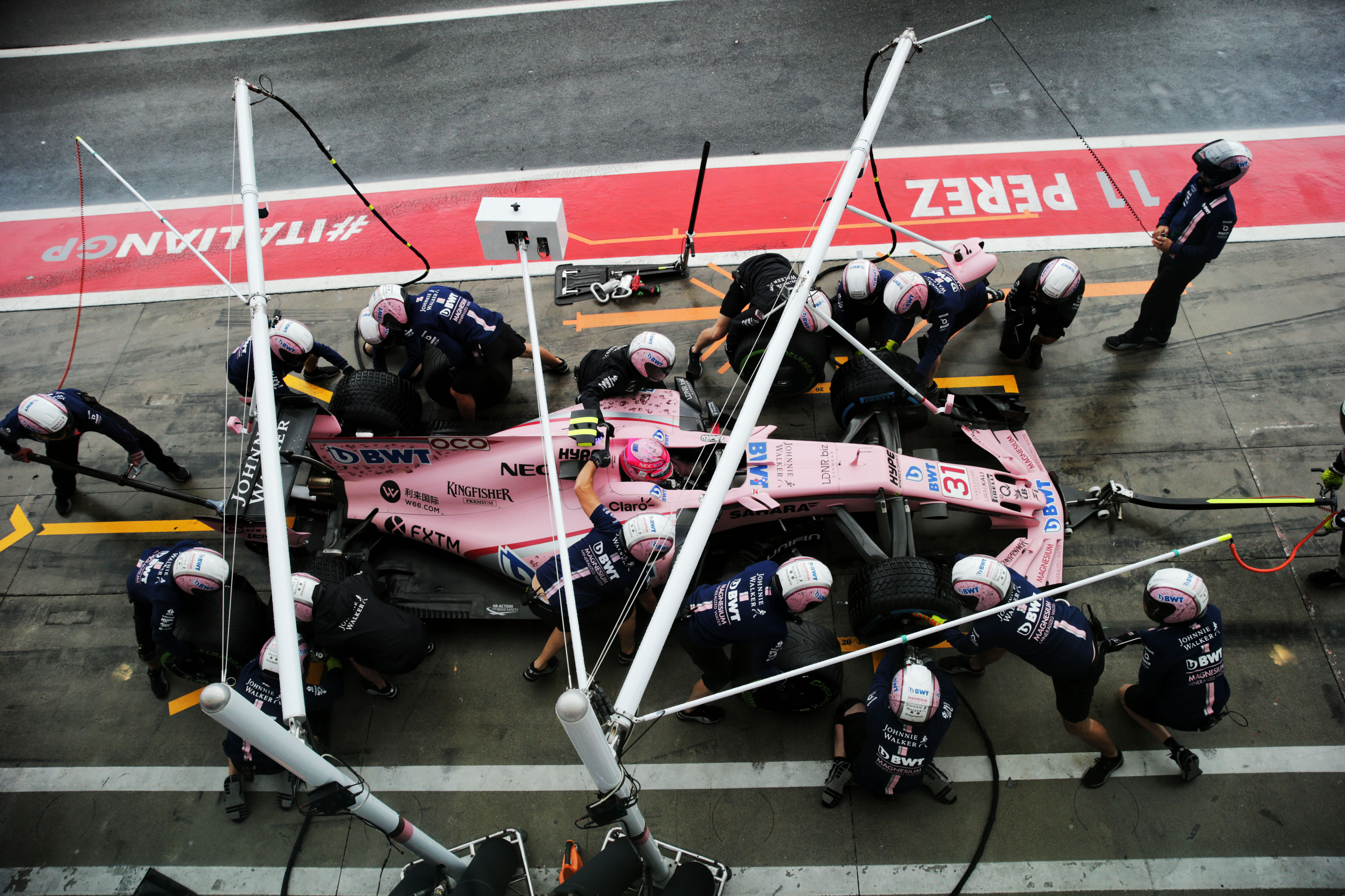 红牛车队力克红牛二队，佩雷兹点燃赛场