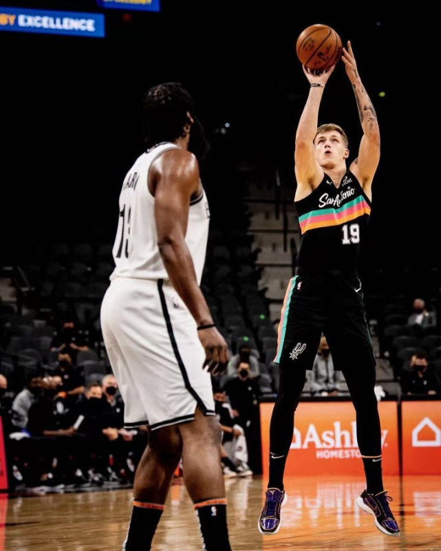 塞尔维亚男篮碾压篮网，布拉德利一己之力扛起全队