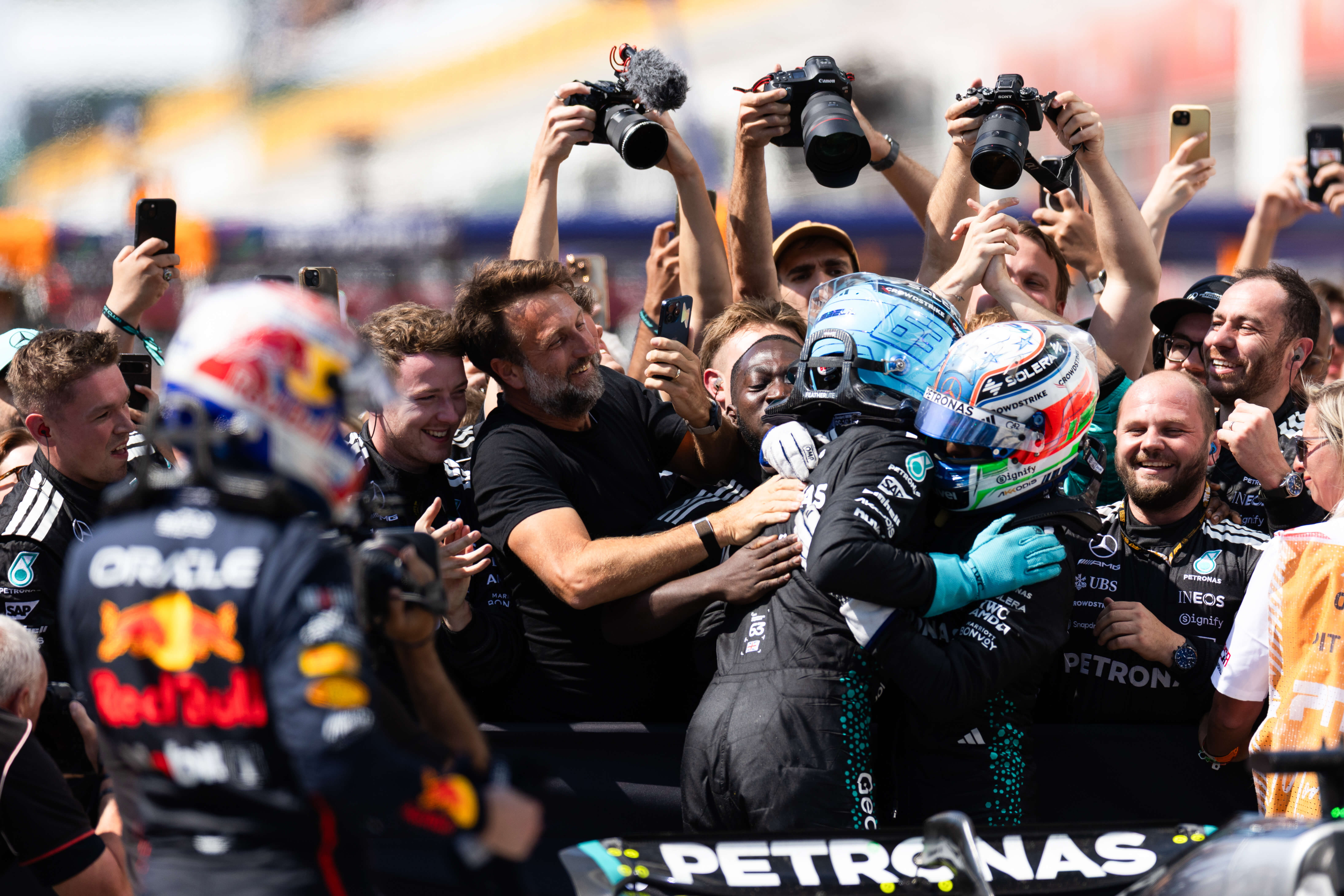 索伯车队碾压雷诺车队,皮亚斯特里统治全场 索伯车队碾压雷诺车队,皮亚斯特里统治全场