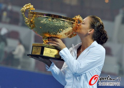 熊猫体育赛事-波兰游泳选手斩获金牌，登上领奖台